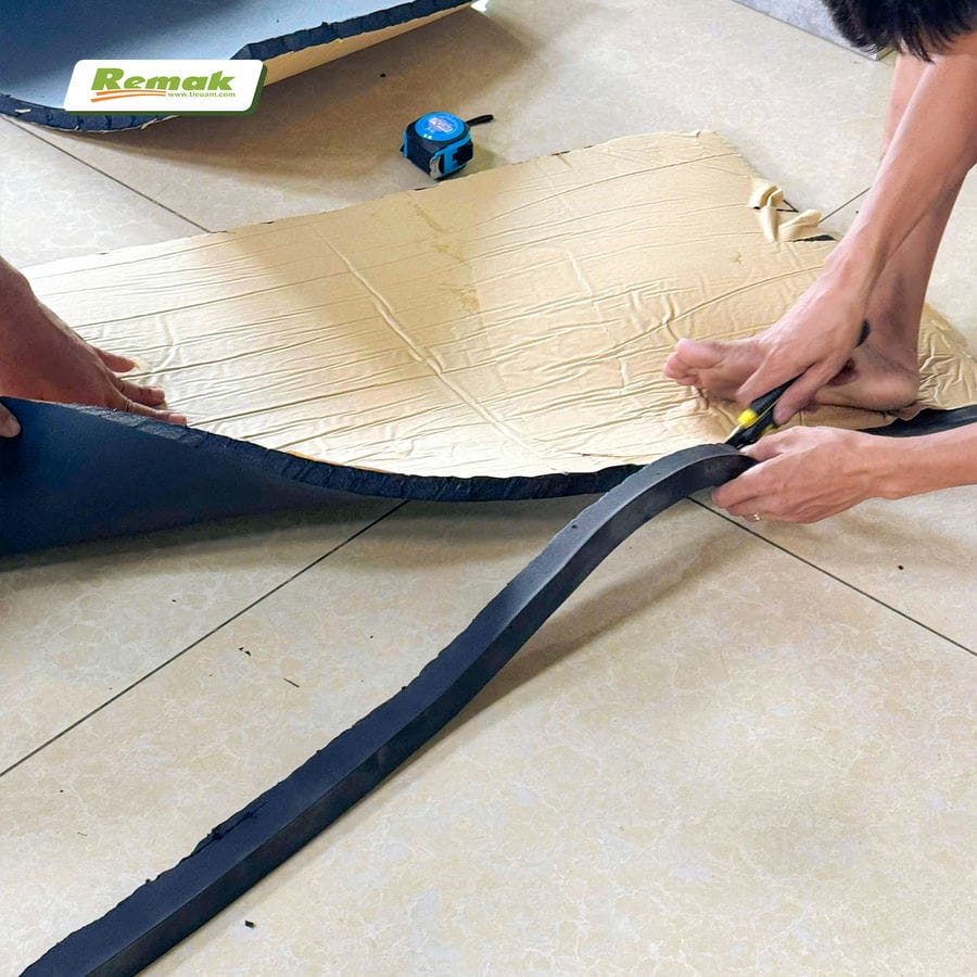 Gioăng dán ống gió Remak – Giải pháp chống đọng sương cho hệ thống điều hòa công nghiệp 9 Thi công cắt cao su lưu hóa làm gioăng dán bảo ôn ống điều hòa