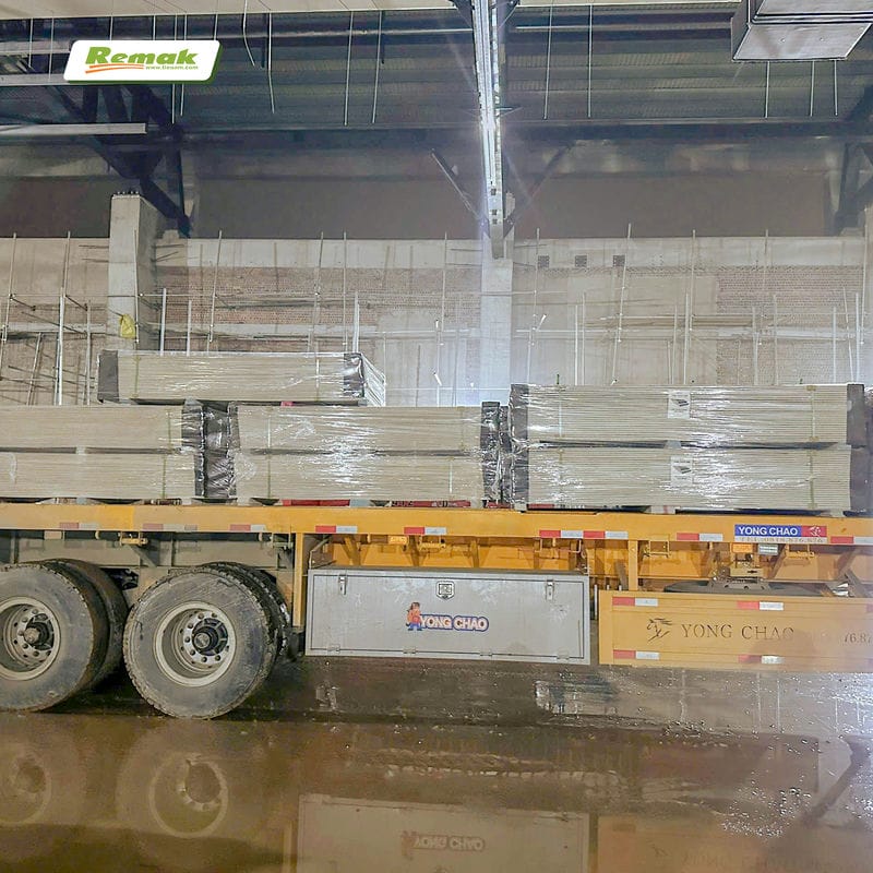 Tấm tường cách âm được vận chuyển đến công trình ngay trong đêm để kịp tiến độ