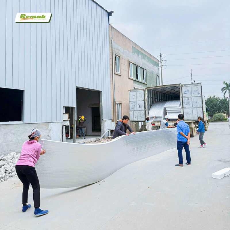 Remak cung cấp xốp PE Foam mặt bạc cho nhà máy tại KCN Khai Sơn – Bắc Ninh 11 Xốp pe foam cách nhiệt Remak với trọng lượng nhẹ, dễ vận chuyển